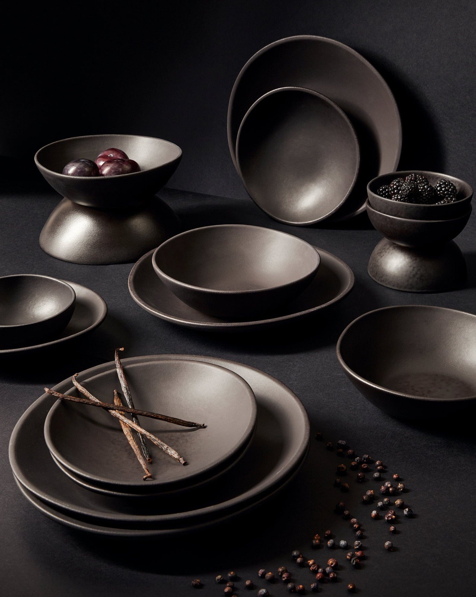 handmade, artisan made, matte black, matte finish, plate, dinner plate, pasta plate, salad plate, assiette à diner, assiette à pate, salad plate, noir mat, artisan made fait à la main, arisanal, intemporel, design, dadasi, gharyan stoneware, ethically made, ethique, fair trade, commerce équitable, dinnerset, dinnerware set, set de table, ensemble de vaisselle, assiette à dessert, bol, bowl, cereal bowl, bol pour céréale, famille, diner, family dinner