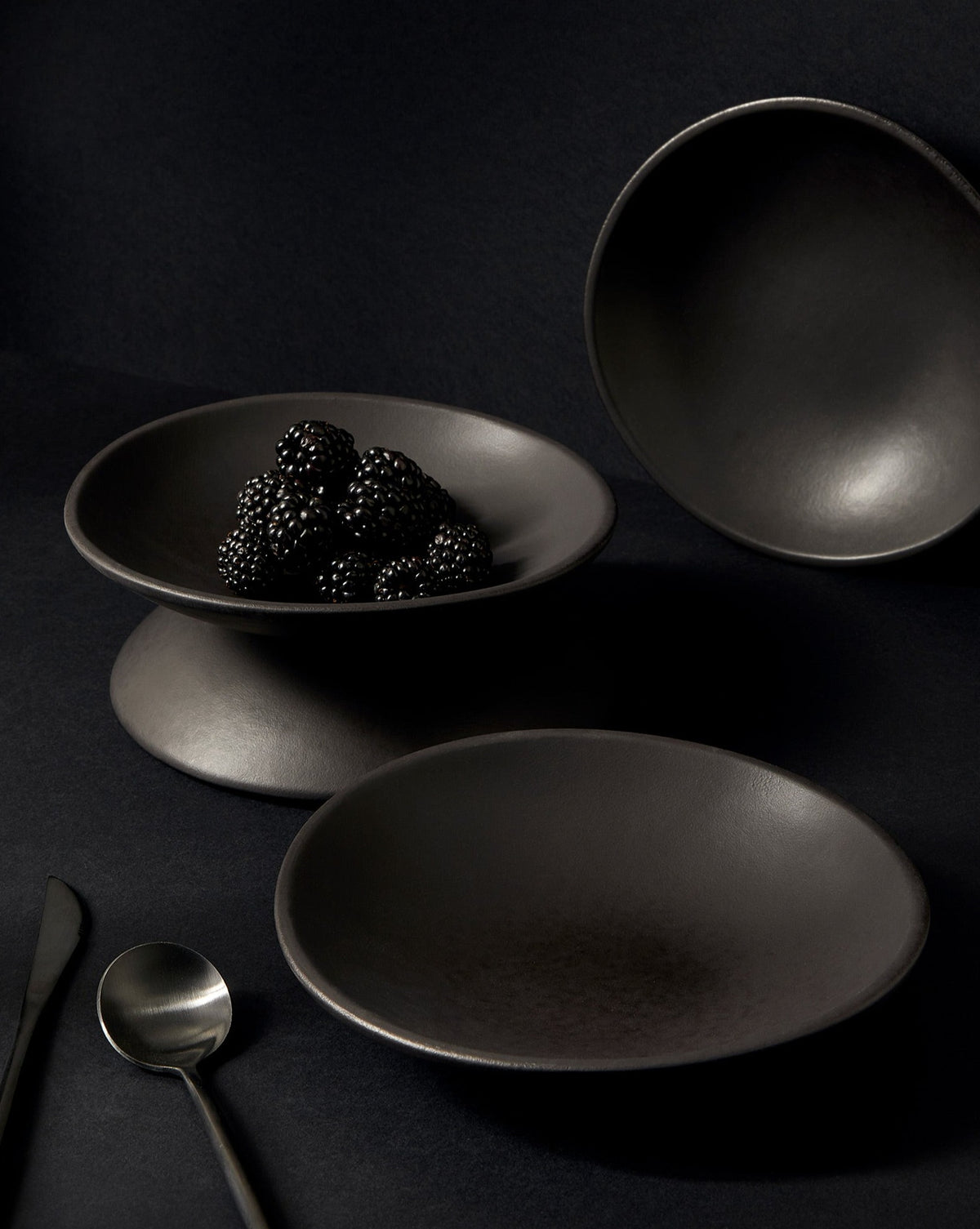 handmade, artisan made, matte black, matte finish, plate, dessert plate, assiette à dessert, noir mat, artisan made fait à la main, arisanal, intemporel, design, dadasi, gharyan stoneware, ethically made, ethique, fair trade, commerce équitable