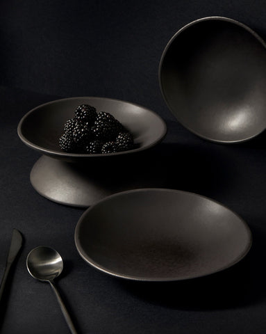 handmade, artisan made, matte black, matte finish, plate, dessert plate, assiette à dessert, noir mat, artisan made fait à la main, arisanal, intemporel, design, dadasi, gharyan stoneware, ethically made, ethique, fair trade, commerce équitable