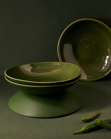 handmade, artisan made, matte green/glazed green, matte finish, plate, dinner plate, pasta plate, salad plate, assiette à diner, assiette à pate, salad plate, vert mat/vert brillant, artisan made fait à la main, arisanal, intemporel, design, dadasi, gharyan stoneware, ethically made, ethique, fair trade, commerce équitable