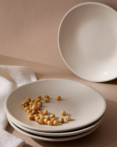 handmade, artisan made, matte white, matte finish, plate, dinner plate, assiette à diner, blanc mat, artisan made, fait à la main, arisanal, intemporel, design, dadasi, gharyan stoneware, ethically made, ethique, fair trade, commerce équitable