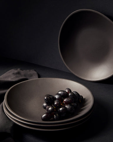 handmade, artisan made, matte black, matte finish, plate, dinner plate, assiette à diner, noir mat, artisan made fait à la main, arisanal, intemporel, design, dadasi, gharyan stoneware, ethically made, ethique, fair trade, commerce équitable