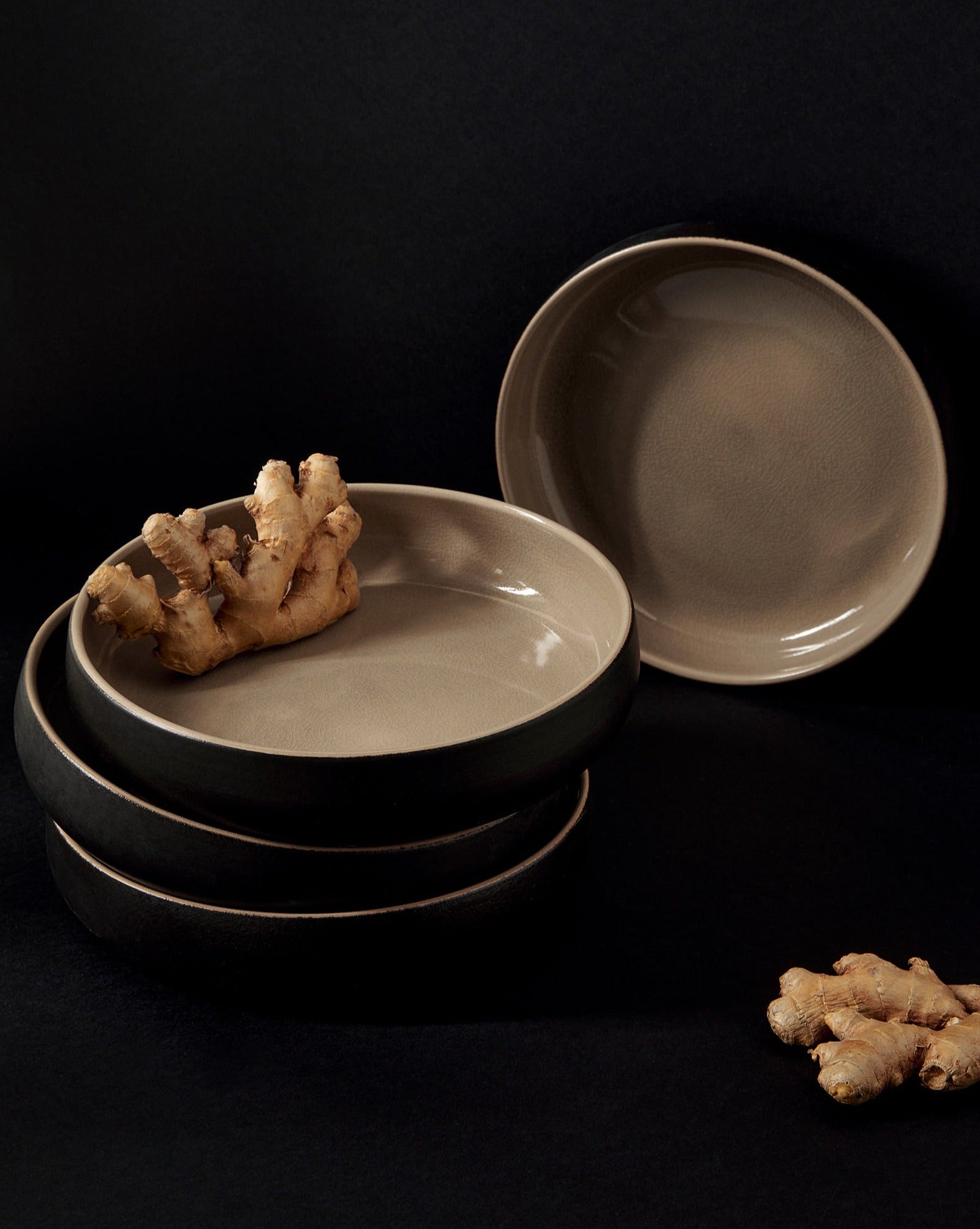 handmade, artisan made, matte black/linen, matte finish, plate, dinner plate, pasta plate, salad plate, assiette à diner, assiette à pate, salad plate, noir mat/lin, artisan made fait à la main, arisanal, intemporel, design, EDAN, gharyan stoneware, ethically made, ethique, fair trade, commerce équitable