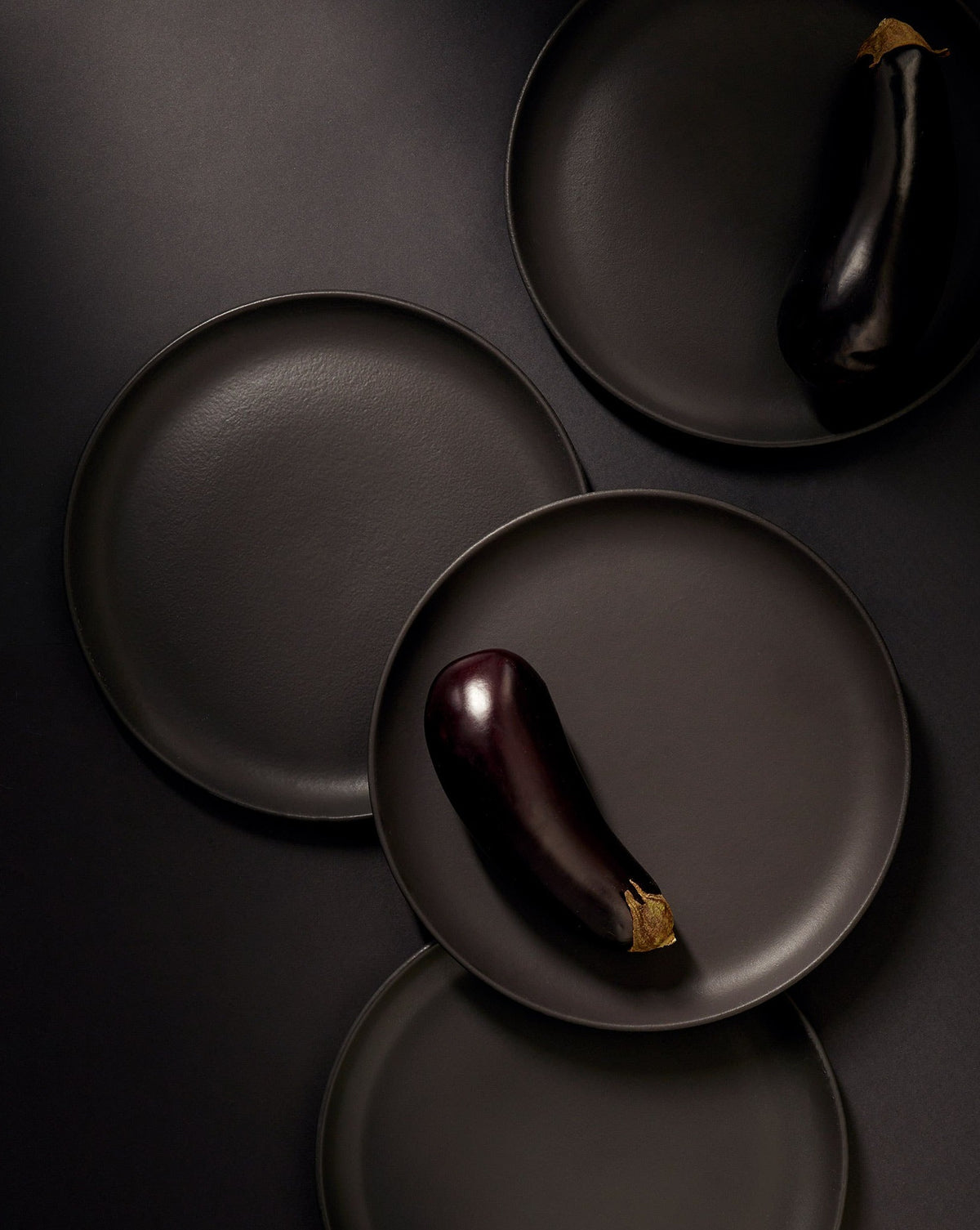 handmade, artisan made, matte black, matte finish, plate, dinner plate, flat plate, assiette plate, assiette à diner, noir mat, artisan made fait à la main, arisanal, intemporel, design, EDAN, gharyan stoneware, ethically made, ethique, fair trade, commerce équitable