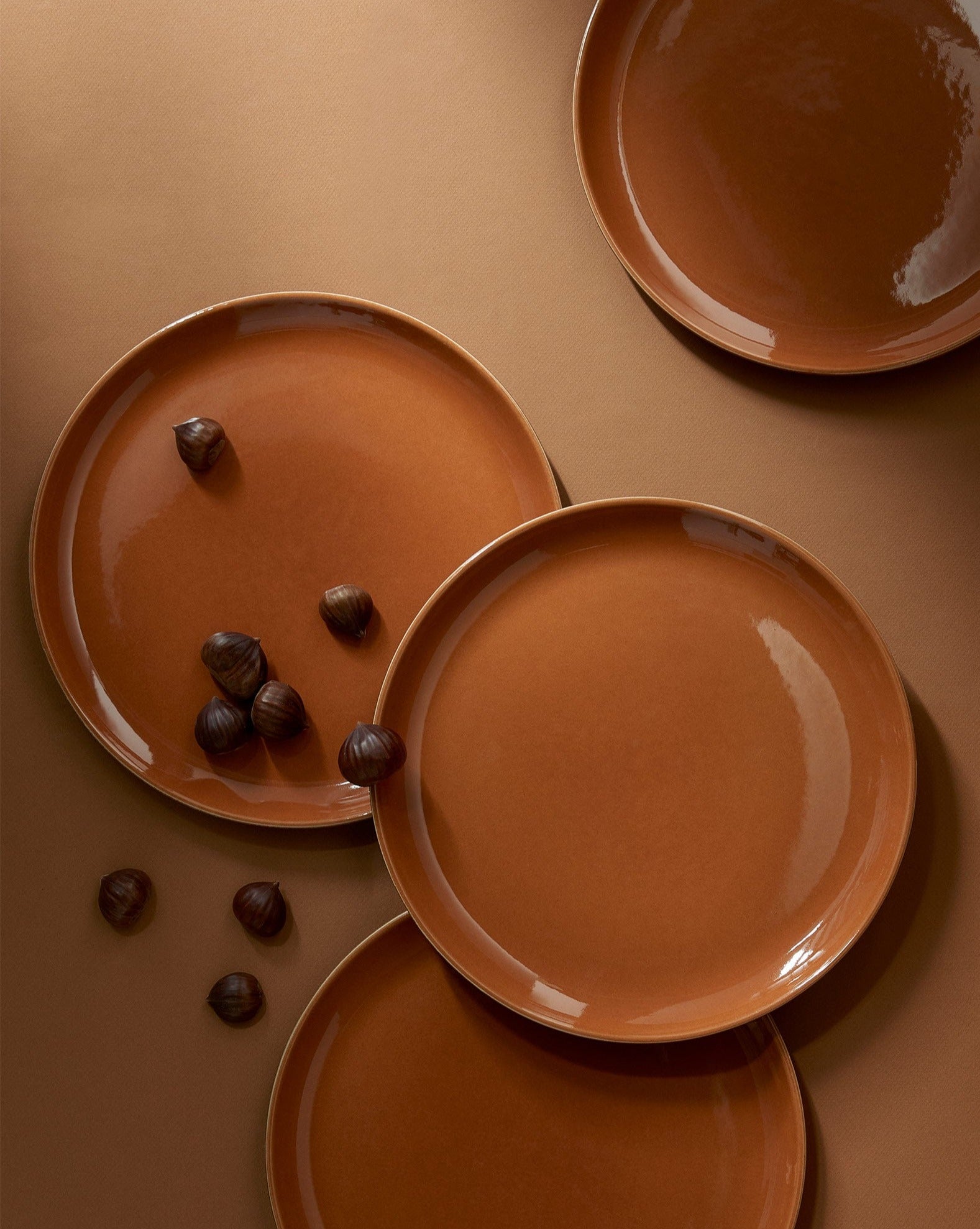 handmade, artisan made, matte terracotta/glazed terracotta, matte finish, plate, dinner plate, flat plate, assiette plate, assiette à diner, terracotta mat/terracotta brillant, artisan made fait à la main, arisanal, intemporel, design, EDAN, gharyan stoneware, ethically made, ethique, fair trade, commerce équitable