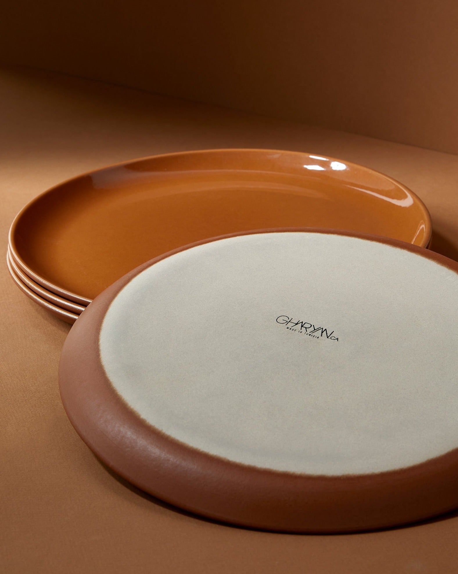 handmade, artisan made, matte terracotta/glazed terracotta, matte finish, plate, dinner plate, flat plate, assiette plate, assiette à diner, terracotta mat/terracotta brillant, artisan made fait à la main, arisanal, intemporel, design, EDAN, gharyan stoneware, ethically made, ethique, fair trade, commerce équitable