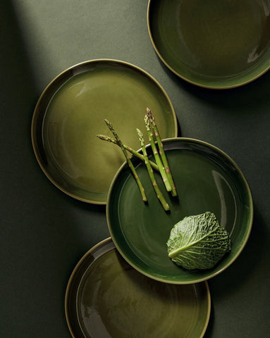 handmade, artisan made, matte green/glazed green, matte finish, plate, dinner plate, flat plate, assiette plate, assiette à diner, vert mat/vert brillant, artisan made fait à la main, arisanal, intemporel, design, EDAN, gharyan stoneware, ethically made, ethique, fair trade, commerce équitable, dinnerware, service de vaisselle, dinner set, dinnerware set, le gourmand, ensemble de vaissellelle