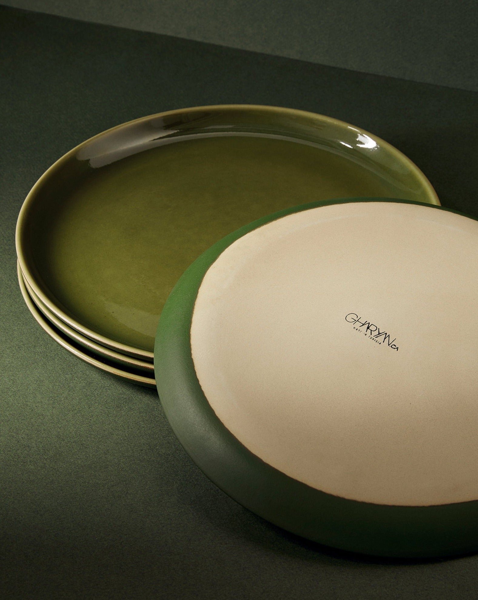 handmade, artisan made, matte green/glazed green, matte finish, plate, dinner plate, flat plate, assiette plate, assiette à diner, vert mat/vert brillant, artisan made fait à la main, arisanal, intemporel, design, EDAN, gharyan stoneware, ethically made, ethique, fair trade, commerce équitable