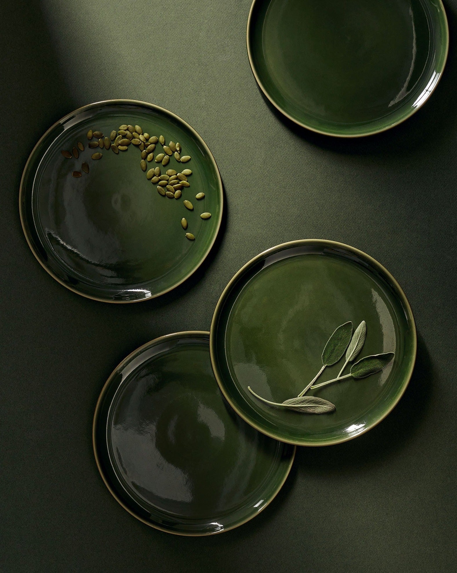 handmade, artisan made, matte green/glazed green, matte finish, plate, dinner plate, flat plate, assiette plate, assiette à diner, vert mat/vert brillant, artisan made fait à la main, arisanal, intemporel, design, EDAN, gharyan stoneware, ethically made, ethique, fair trade, commerce équitable