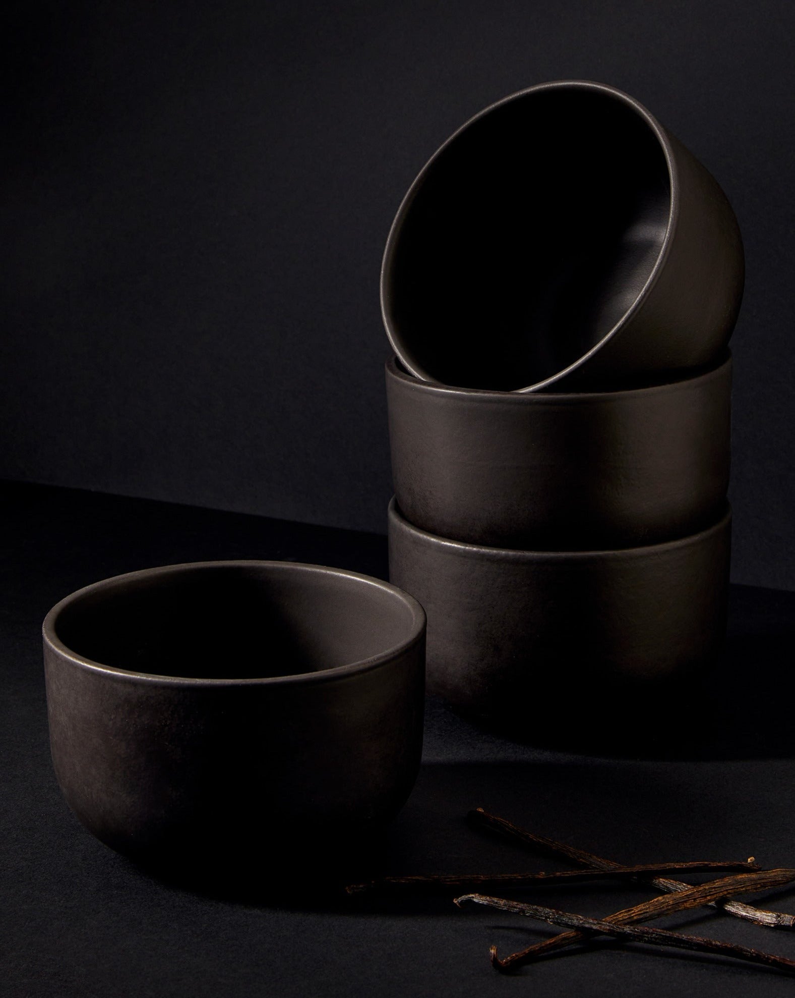 handmade, artisan made, matte black, matte finish, bowl, dinner bowl, soup bowl, bol à diner, bol à soupe, salad bowl, noir mat, artisan made, fait à la main, arisanal, intemporel, design, youlha, gharyan stoneware, ethically made, ethique, fair trade, commerce équitable