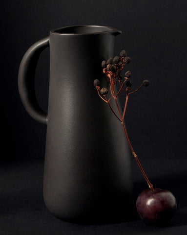 handmade, artisan made, jug, pitcher, bottle, matte black, matte finish, serveware, drinkware, pichet, bouteille, carafe, noir mat, artisan made fait à la main, arisanal,  intemporel, design, dadasi, gharyan stoneware, ethically made, ethique, fair trade, commerce équitable