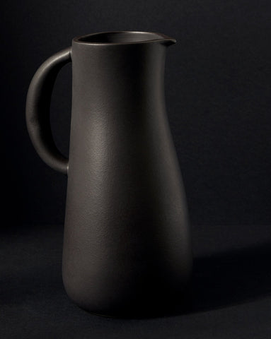 handmade, artisan made, jug, pitcher, bottle, matte black, matte finish, serveware, drinkware, pichet, bouteille, carafe, noir mat, artisan made fait à la main, arisanal,  intemporel, design, dadasi, gharyan stoneware, ethically made, ethique, fair trade, commerce équitable