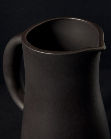 handmade, artisan made, jug, pitcher, bottle, matte black, matte finish, serveware, drinkware, pichet, bouteille, carafe, noir mat, artisan made fait à la main, arisanal,  intemporel, design, dadasi, gharyan stoneware, ethically made, ethique, fair trade, commerce équitable