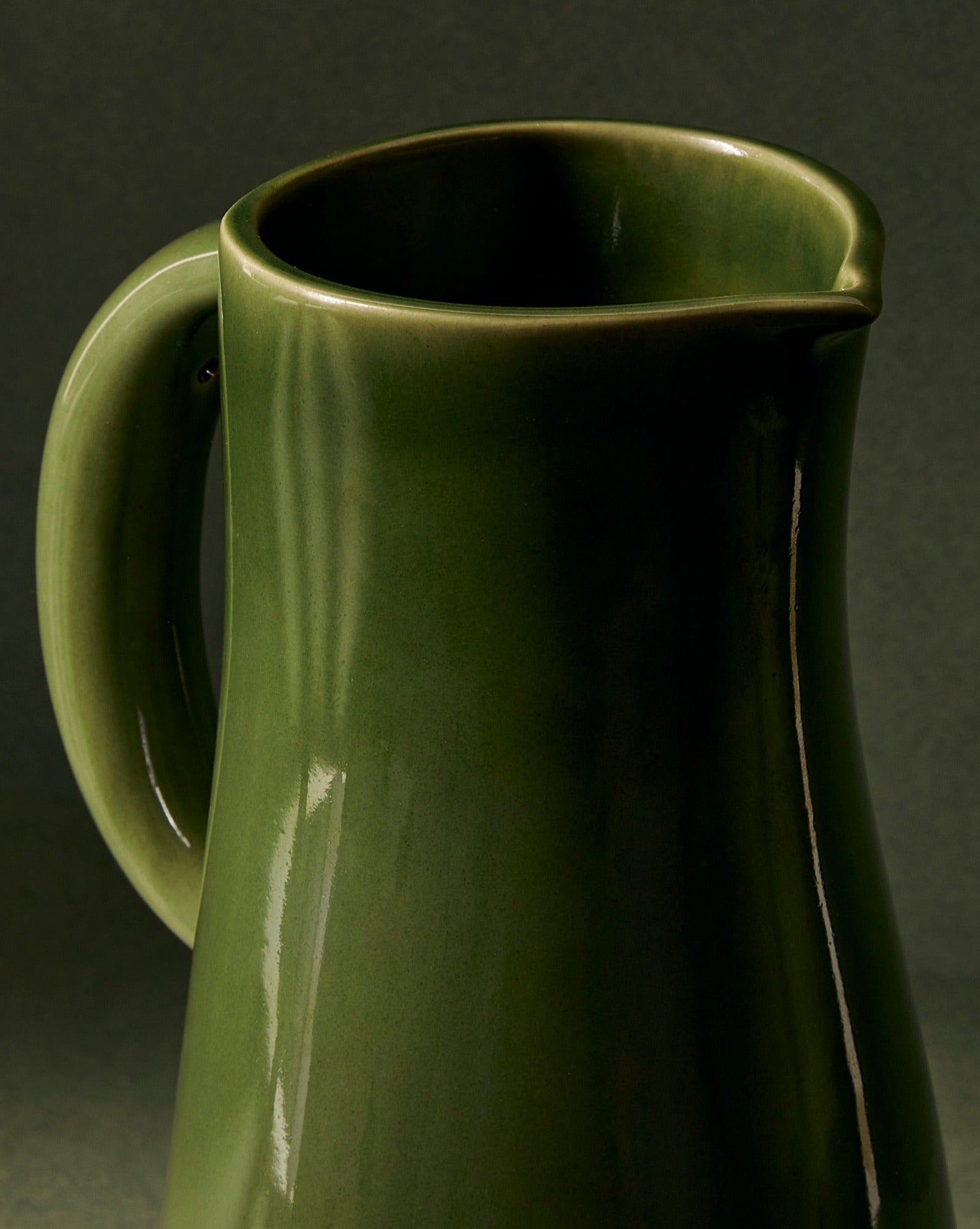 handmade, artisan made, jug, green, pitcher, bottle, green, matte finish, serveware, drinkware, pichet, bouteille, carafe, green, artisan made fait à la main, arisanal,  intemporel, design, dadasi, gharyan stoneware, ethically made, ethique, fair trade, commerce équitable