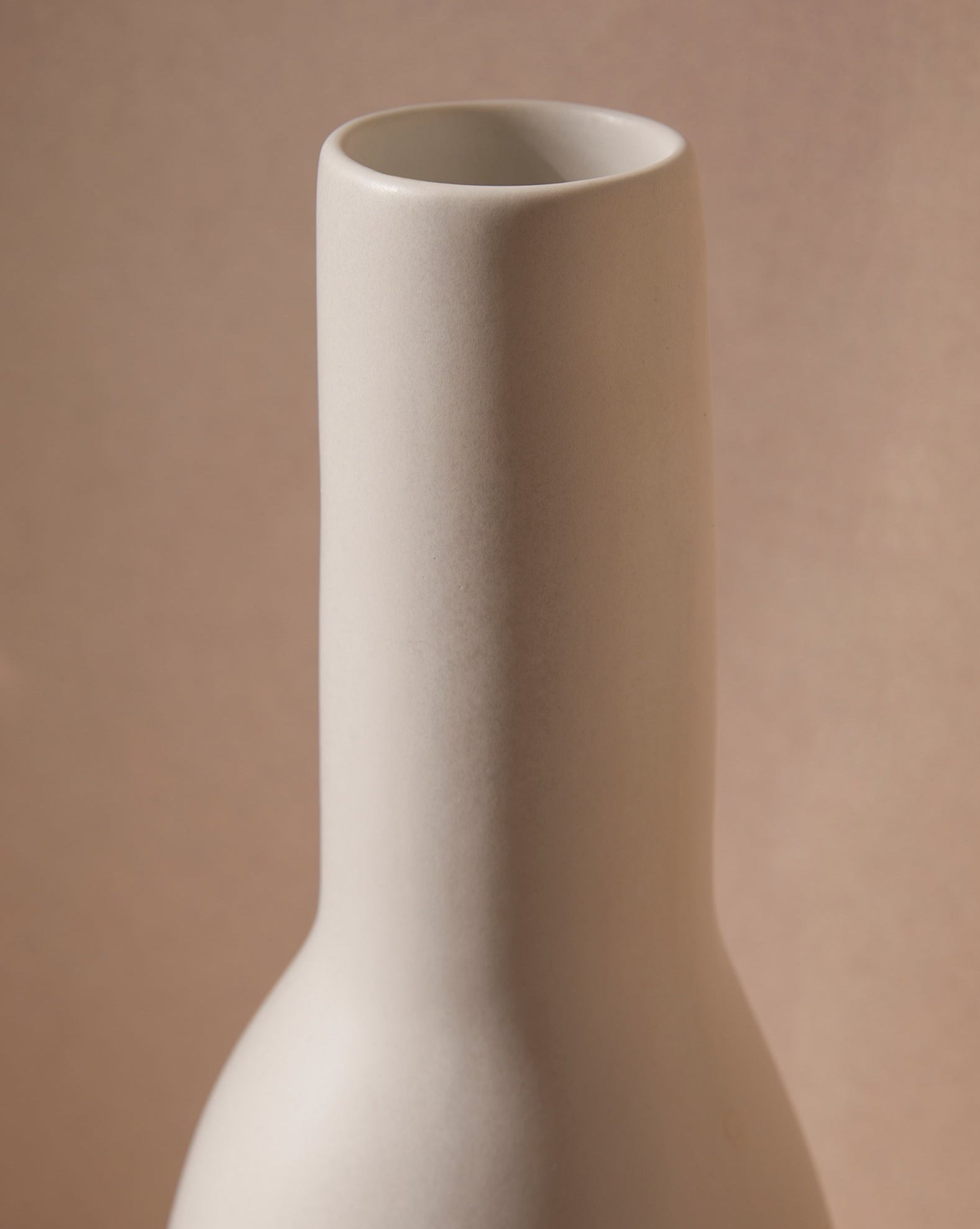 handmade, artisan made, jug, matte white, pitcher, bottle, blanc mat, matte finish, serveware, drinkware, pichet, bouteille, carafe, blanc mat, artisan made fait à la main, arisanal,  intemporel, design, dadasi, gharyan stoneware