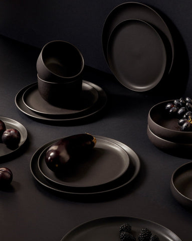 handmade, artisan made, matte black, matte finish, plate, dinner plate, flat plate, assiette plate, assiette à diner, noir mat, artisan made fait à la main, arisanal, intemporel, design, EDAN, gharyan stoneware, ethically made, ethique, fair trade, commerce équitable, dinnerware, service de vaisselle, dinner set