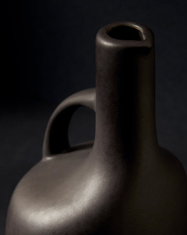 handmade, artisan made, olive oil bottle, olive oil, containers, olive oil dispenser, vinegar dispenser, matte black, matte finish, serveware, drinkware, bouteille d'huile d'olive, bouteille, contenant pour huile et syrop d'érable, noir mat, artisan made, fait à la main, arisanal,  intemporel, design, canard, gharyan stoneware, ethically made, ethique, fair trade, commerce équitable