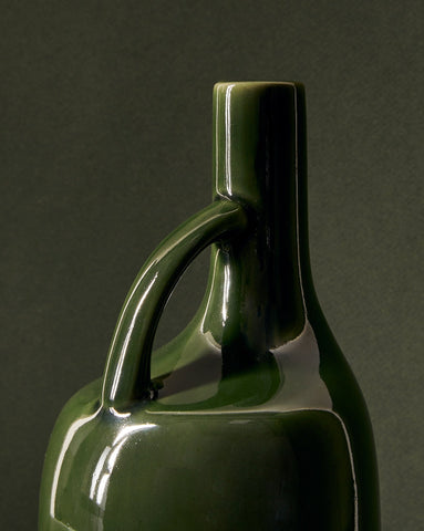 handmade, artisan made, olive oil bottle, olive oil, containers, olive oil dispenser, vinegar dispenser, glazed green, matte finish, serveware, drinkware, bouteille d'huile d'olive, bouteille, contenant pour huile et syrop d'érable, vert brillant, artisan made, fait à la main, arisanal,  intemporel, design, canard, gharyan stoneware, ethically made, ethique, fair trade, commerce équitable