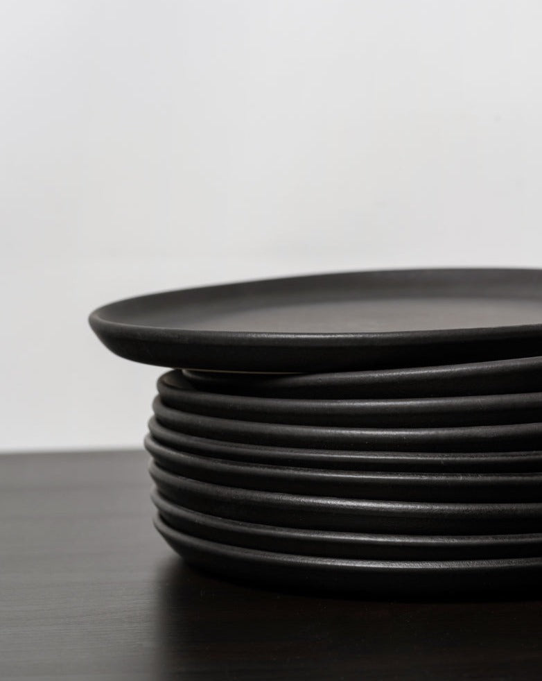 handmade, artisan made, matte black, matte finish, plate, dinner plate, flat plate, assiette plate, assiette à diner, noir mat, artisan made fait à la main, arisanal, intemporel, design, EDAN, gharyan stoneware, ethically made, ethique, fair trade, commerce équitable