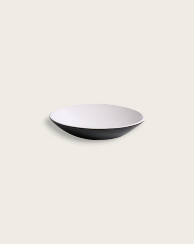 handmade, artisan made, matteblack/glazed white, matte finish, plate, dinner plate, pasta plate, salad plate, assiette à diner, assiette à pate, salad plate, noir mat/blanc brillant, artisan made fait à la main, arisanal, intemporel, design, dadasi, gharyan stoneware, ethically made, ethique, fair trade, commerce équitable