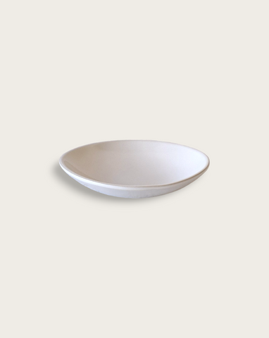 handmade, artisan made, matte white/glazed white, matte finish, plate, dinner plate, pasta plate, salad plate, assiette à diner, assiette à pate, salad plate, blanc mat/blanc brillant, artisan made fait à la main, arisanal, intemporel, design, dadasi, gharyan stoneware, ethically made, ethique, fair trade, commerce équitable