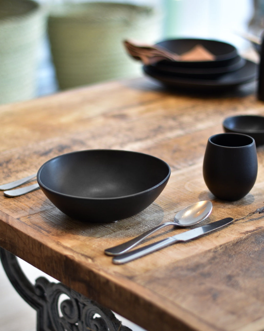 handmade, artisan made, matte black, matte finish, plate, dessert plate, assiette à dessert, noir mat, artisan made fait à la main, arisanal, intemporel, design, dadasi, gharyan stoneware, ethically made, ethique, fair trade, commerce équitable, soup bowl, bol à soupe, poke bowl