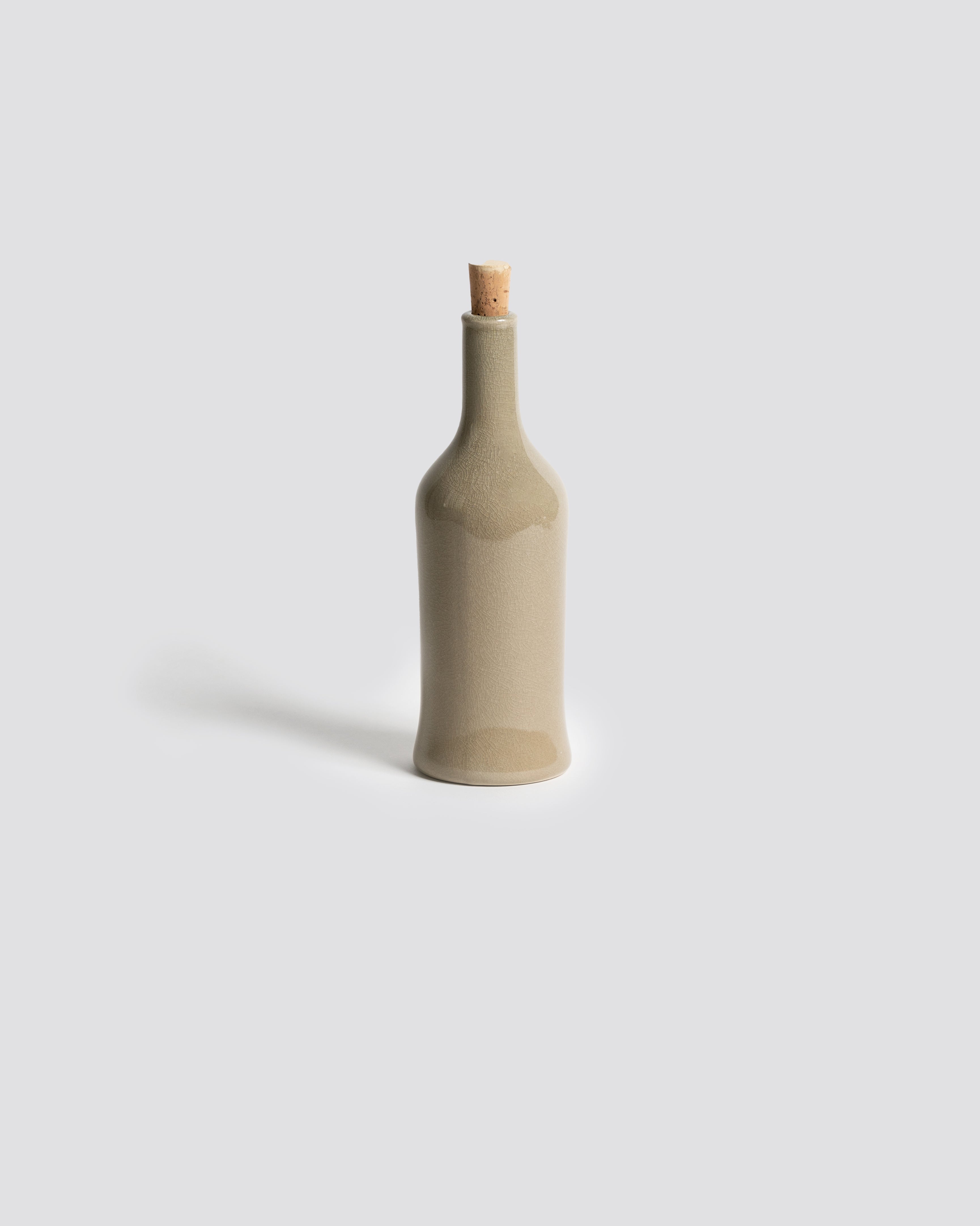 handmade, artisan made, olive oil bottle, olive oil, containers, olive oil dispenser, vinegar dispenser, linen colour, beige colour, matte finish, serveware, drinkware, bouteille d'huile d'olive, bouteille, contenant pour huile et syrop d'érable, couleur beige, couleur  lin, artisan made, fait à la main, arisanal,  intemporel, design, brutto, gharyan stoneware, ethically made, ethique, fair trade, commerce équitable