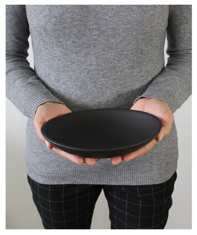 handmade, artisan made, matte black, matte finish, plate, dessert plate, assiette à dessert, noir mat, artisan made fait à la main, arisanal, intemporel, design, dadasi, gharyan stoneware, ethically made, ethique, fair trade, commerce équitable