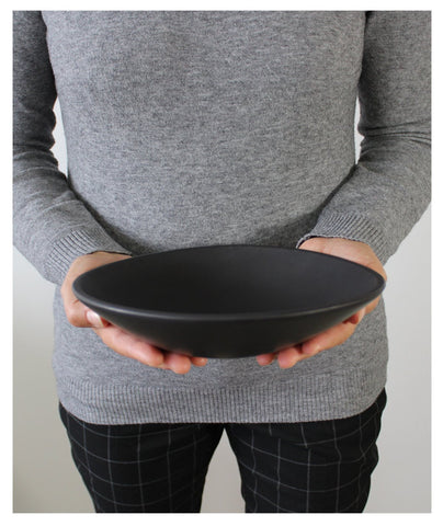 handmade, artisan made, matte black, matte finish, plate, dinner plate, pasta plate, salad plate, assiette à diner, assiette à pate, salad plate, noir mat, artisan made fait à la main, arisanal, intemporel, design, dadasi, gharyan stoneware, ethically made, ethique, fair trade, commerce équitable