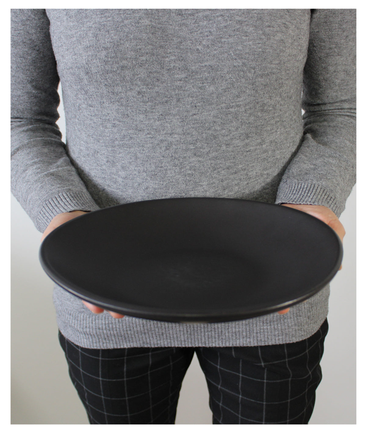 Dinner Plate Dadasi 10.2" - GHARYAN Stoneware & Decorationhandmade, artisan made, matte black, matte finish, plate, dinner plate, assiette à diner, noir mat, artisan made fait à la main, arisanal, intemporel, design, dadasi, gharyan stoneware, ethically made, ethique, fair trade, commerce équitable