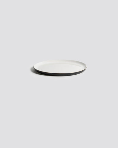 handmade, artisan made, matte black/glazed white, matte finish, plate, dinner plate, flat plate, assiette plate, assiette à diner, noir mat/blanc brillant, artisan made fait à la main, arisanal, intemporel, design, EDAN, gharyan stoneware, ethically made, ethique, fair trade, commerce équitable, dinnerware, service de vaisselle, dinner set, dinnerware set, le gourmand, ensemble de vaissellelle