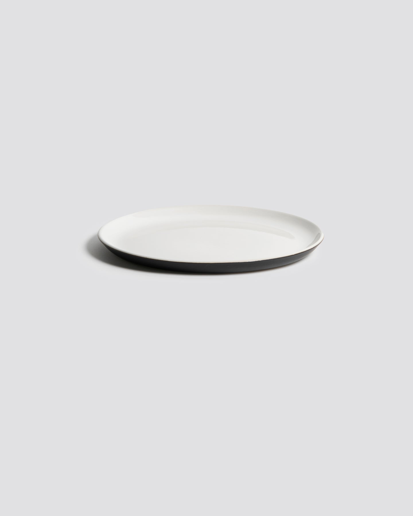 handmade, artisan made, matte black/glazed white, matte finish, plate, dinner plate, flat plate, assiette plate, assiette à diner, noir mat/blanc brillant, artisan made fait à la main, arisanal, intemporel, design, EDAN, gharyan stoneware, ethically made, ethique, fair trade, commerce équitable, dinnerware, service de vaisselle, dinner set, dinnerware set, le gourmand, ensemble de vaissellelle