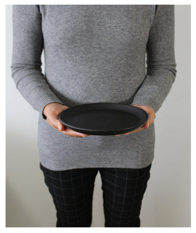 handmade, artisan made, matte black, matte finish, plate, dinner plate, flat plate, assiette plate, assiette à diner, noir mat, artisan made fait à la main, arisanal, intemporel, design, EDAN, gharyan stoneware, ethically made, ethique, fair trade, commerce équitable, DESSERT PLATE, ASSIETTE À DESSERT