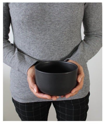 handmade, artisan made, matte black, matte finish, bowl, dinner bowl, soup bowl, bol à diner, bol à soupe, salad bowl, noir mat, artisan made, fait à la main, arisanal, intemporel, design, youlha, gharyan stoneware, ethically made, ethique, fair trade, commerce équitable